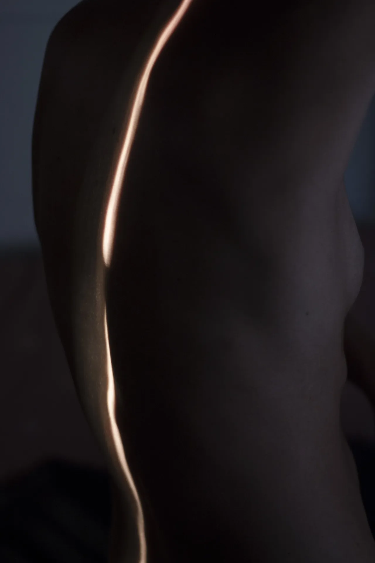close body spine light 01