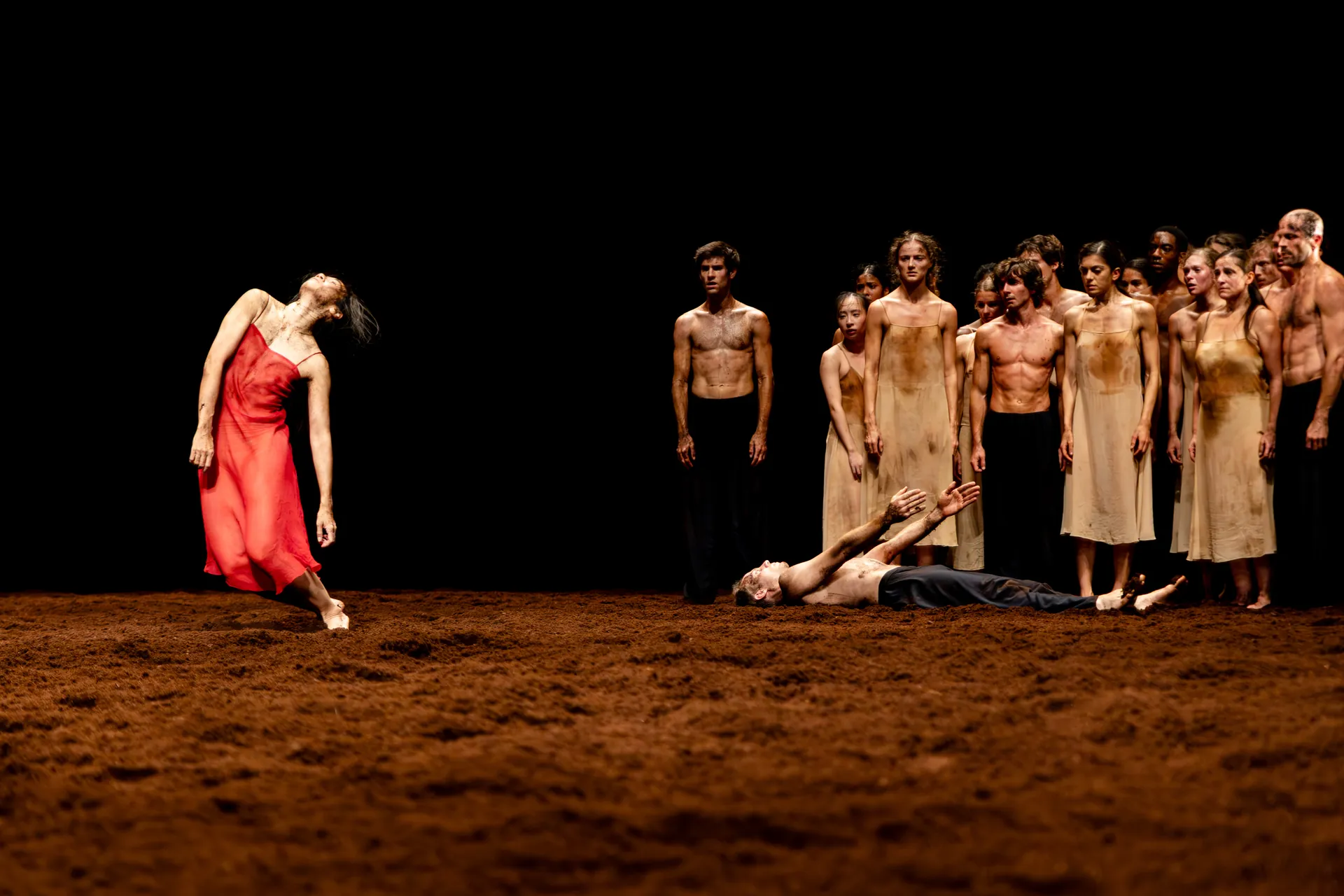 stage sacre du printemps tanztheater wuppertal 03